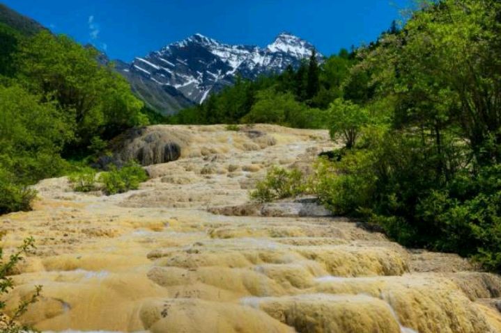 四川黄龙景区的五彩池，为什么会形成壮丽的钙华景观？