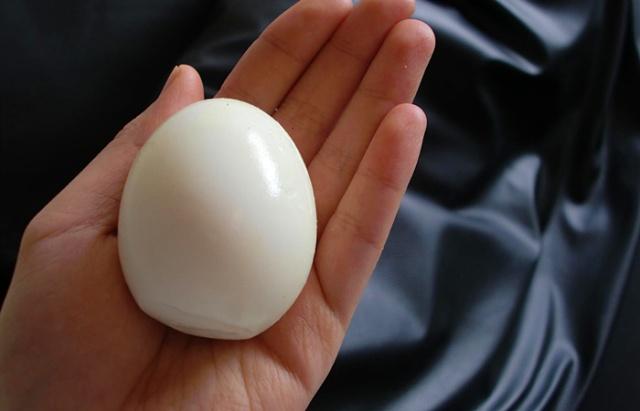 怎样分别人造鸡蛋和真正的鸡蛋,超市里卖的鸡蛋是人造鸡蛋吗