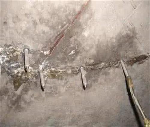 地下室三层墙面渗水发霉,地下室潮湿墙面渗水腻子发霉