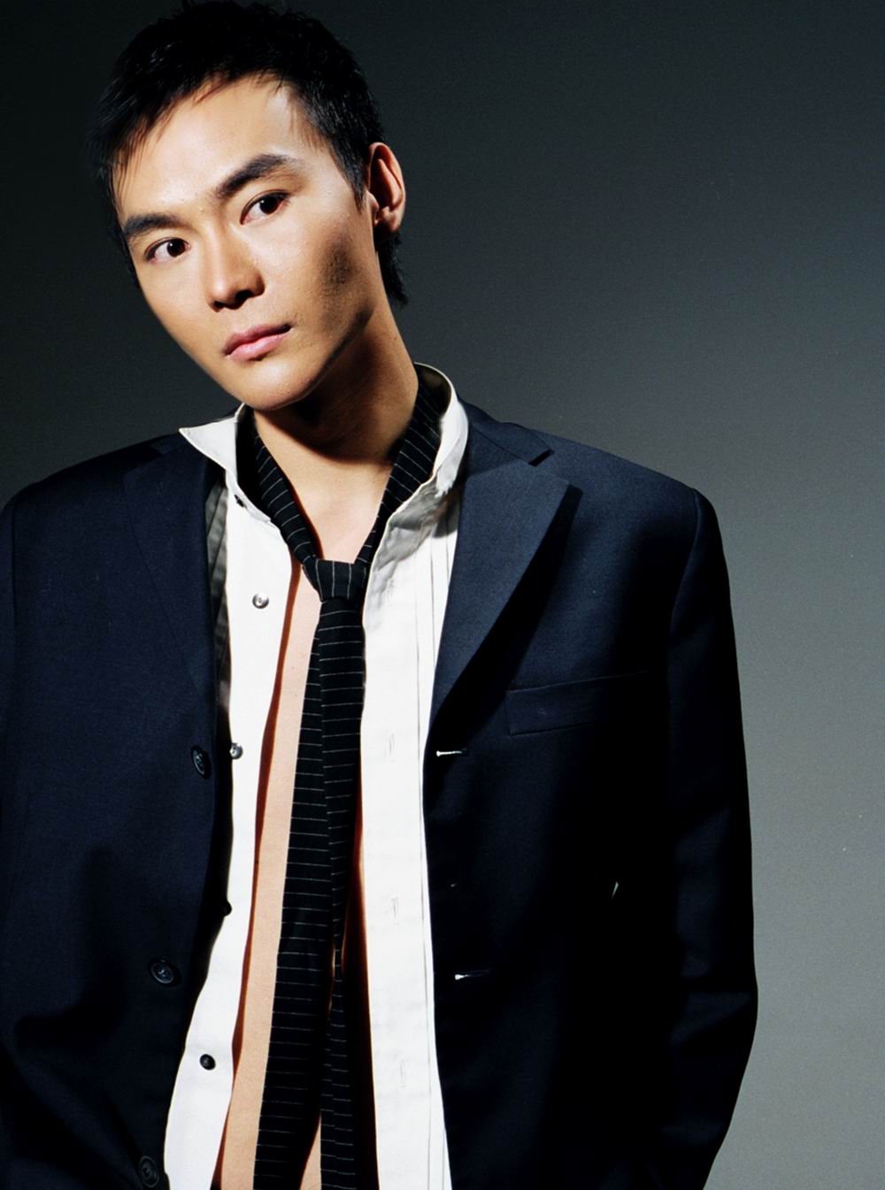 从“美少年”到“蜡像人”，他经历了什么，那场意外该怪谁呢？