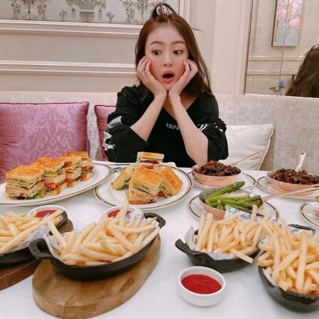 当妈不容易坐月子,安以轩复工首晒照