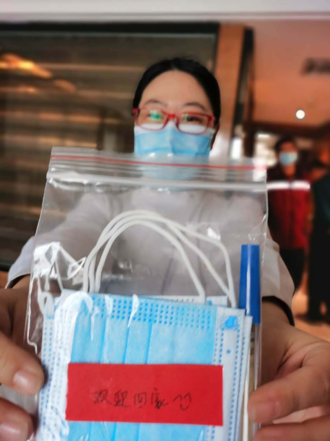 探访沈阳隔离宾馆：爱心包里藏的红纸条，写着“欢迎回家”