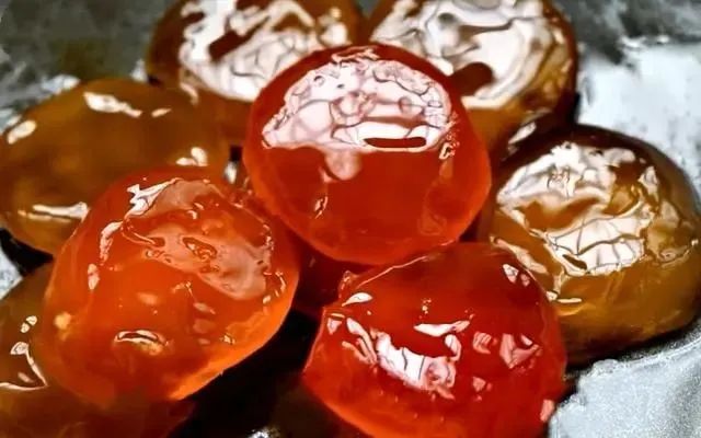 不用面粉腌咸蛋黄最快的方法,怎样腌鸡蛋腌的既不咸蛋黄又出油