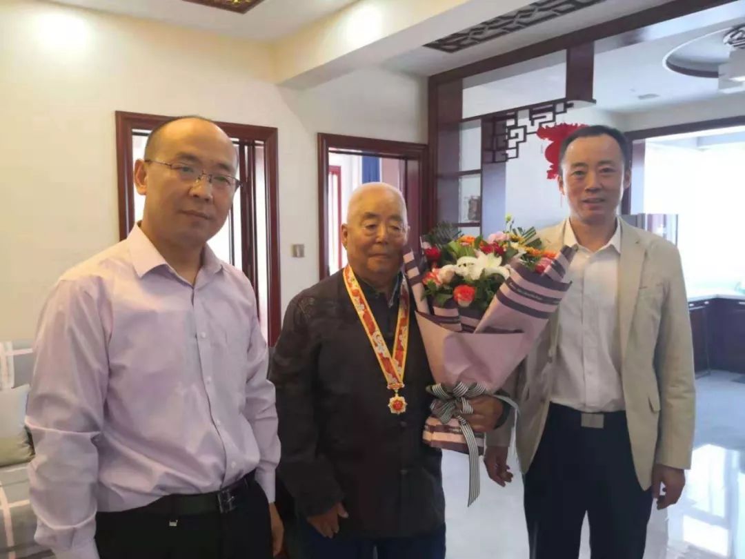 扛过枪打过仗跨过鸭绿江,向历次革命斗争中牺牲的同志致敬