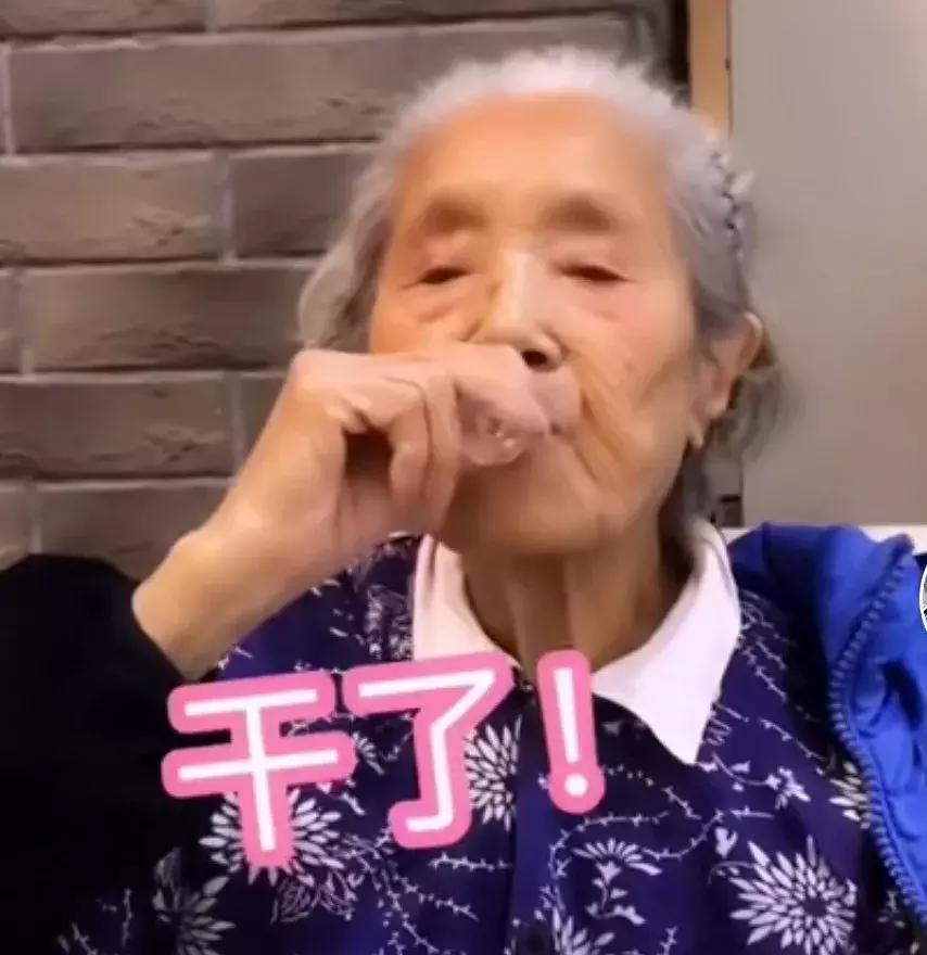 成都吃货老奶奶网红,98岁吃货奶奶最爱火锅