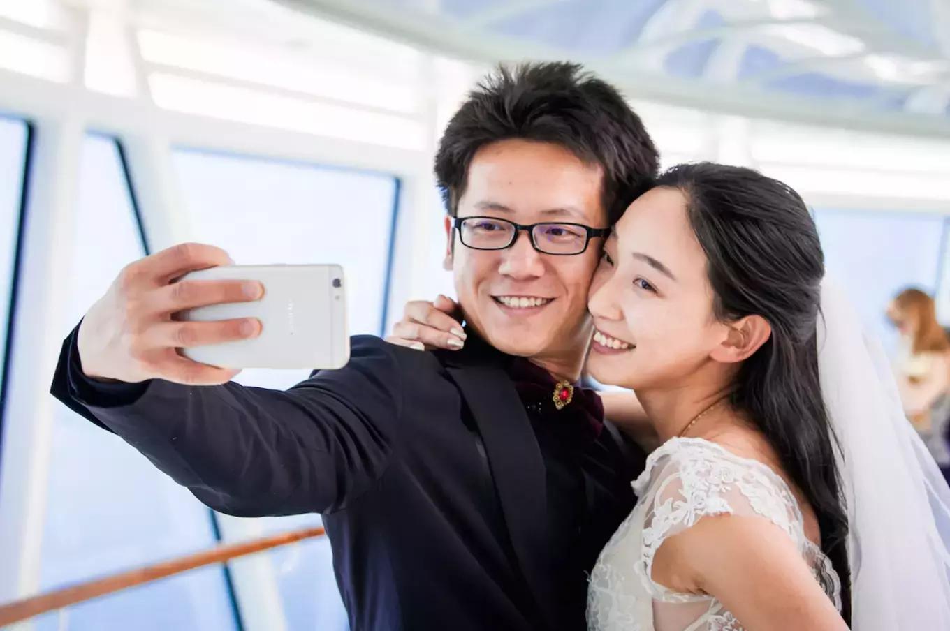 环球蜜月的小两口，免费上了一座价值8亿欧元的邮轮