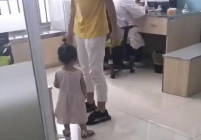 3岁女孩打疫苗大哭妈妈安慰,小萝莉打疫苗大哭