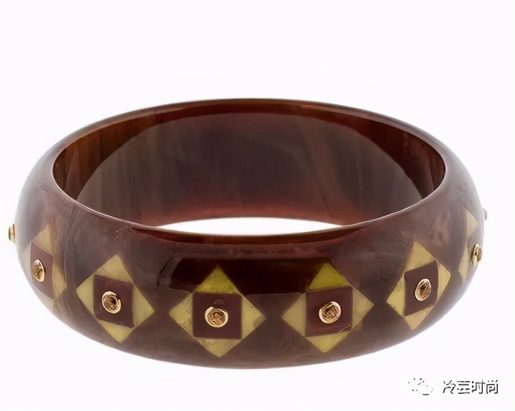 项链的活动扣佩戴方法,项链的佩戴要讲究八大搭配技巧