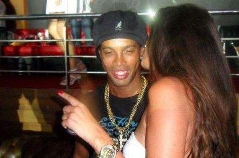 小罗足球传球,足球是圆的什么都有可能