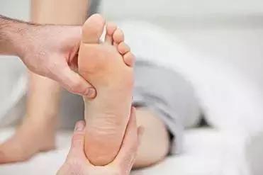 孕晚期有孕吐症状是怎么回事,孕期除了尿频什么症状都没有