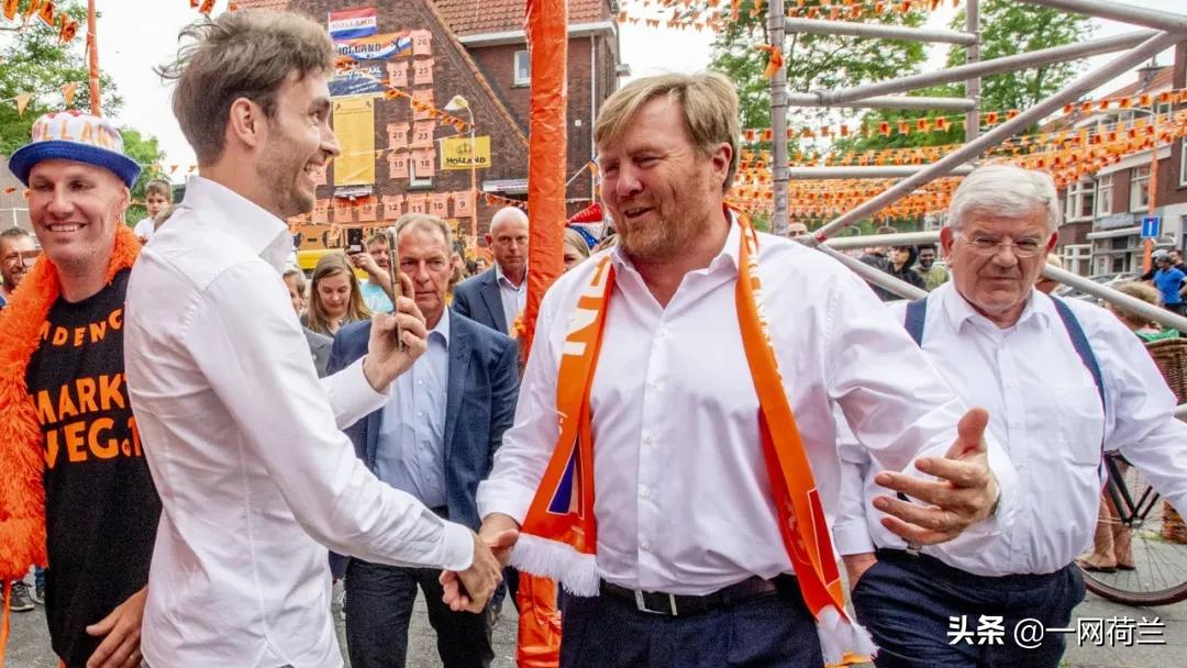 荷兰的足球热：国王走访街区握手挨批，橙粉们的疯狂无边界