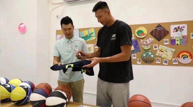 王仕鹏安德玛,王仕鹏穿14号球衣