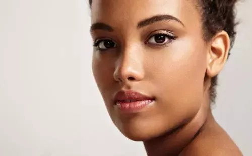 脚腕皮肤变黑是什么原因,原来皮肤白现在变黑什么原因