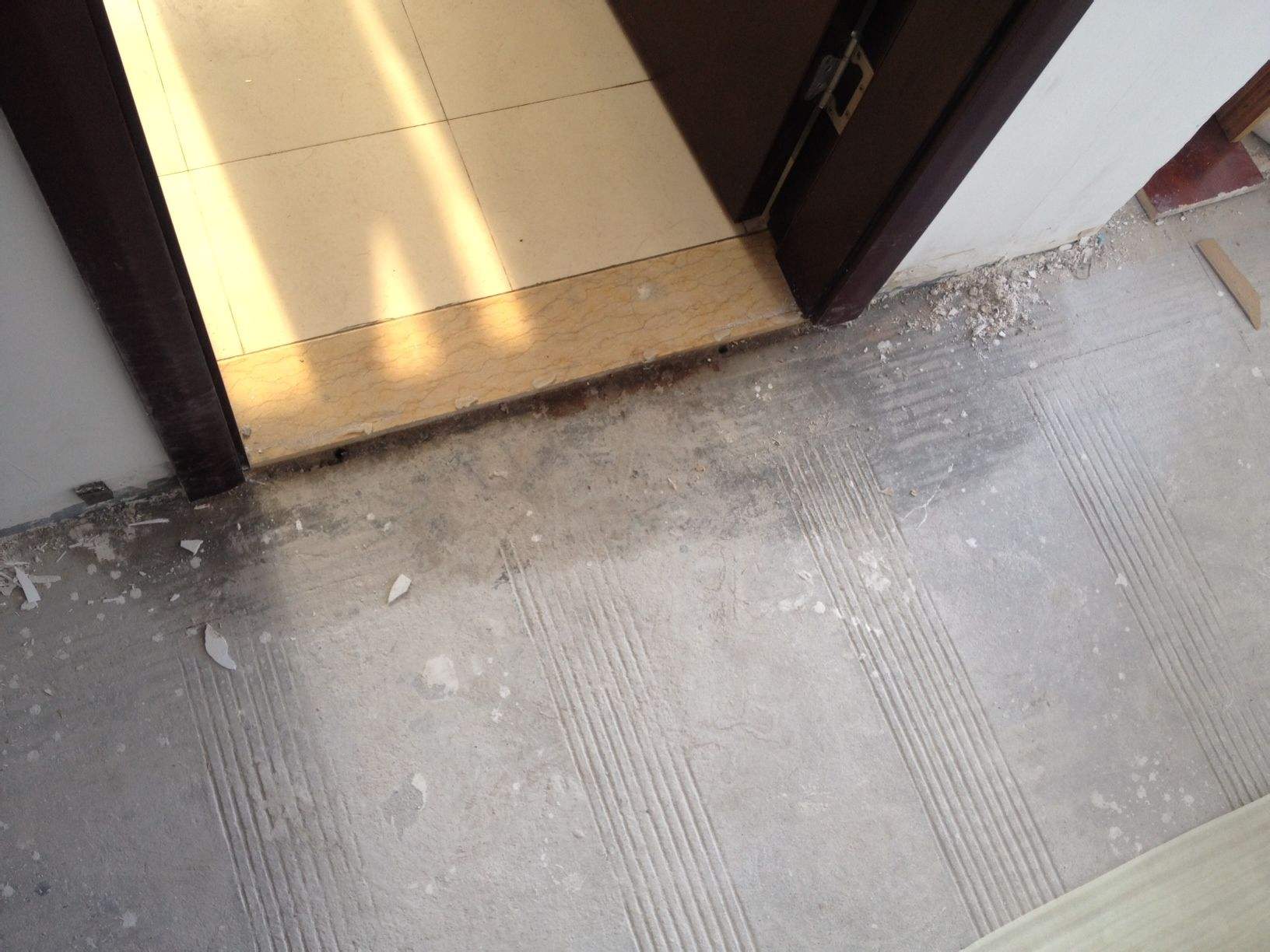 墙面起碱不除碱直接刮腻子可以吗,如何解决墙面泛碱问题