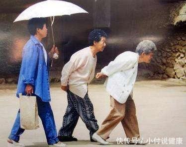 老年人驼背变矮怎么办,老年人驼背是骨质软化症吗