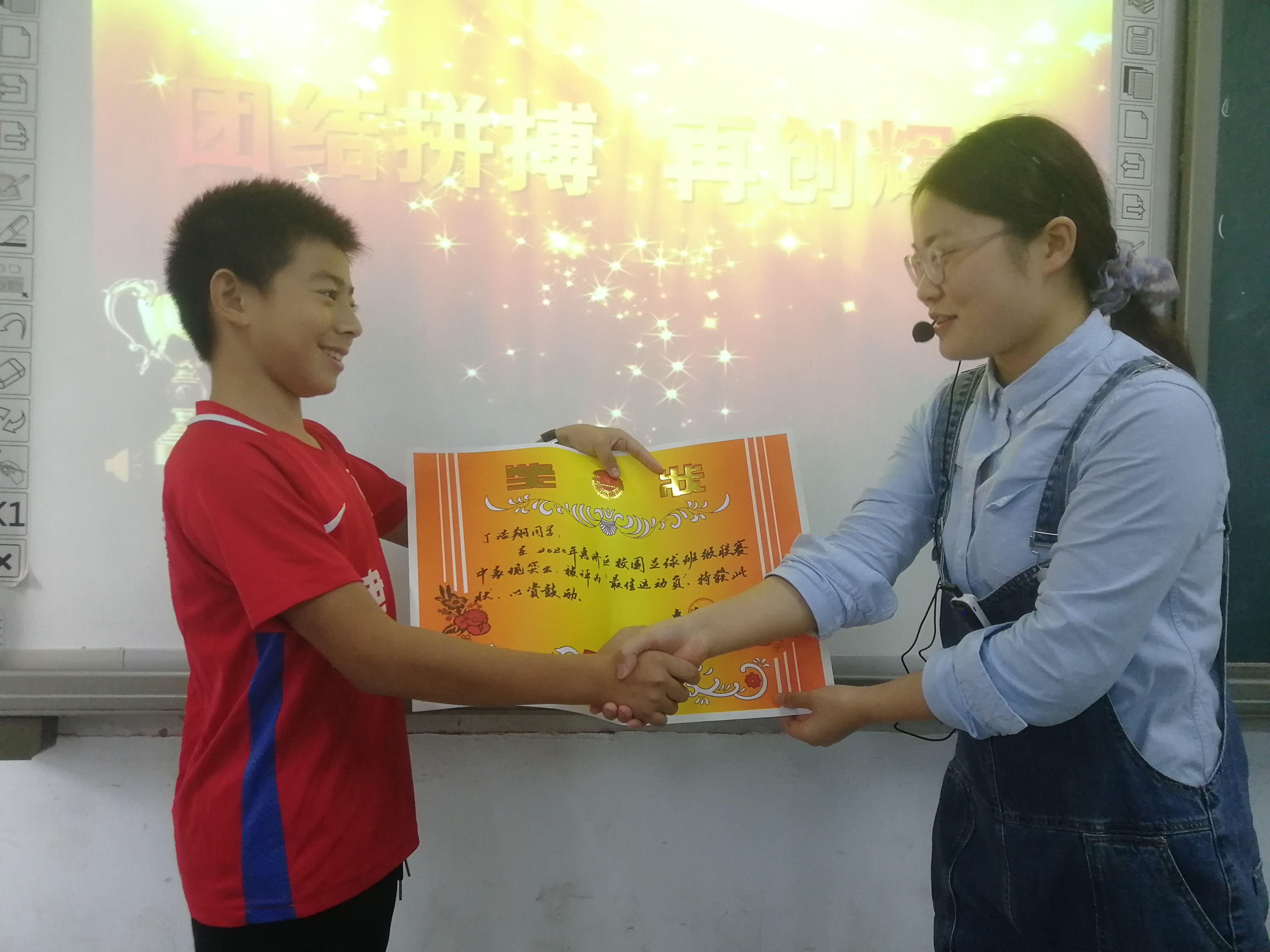 恭喜实验小学足球队喜获冠军,恭贺我校取得市足球联赛第一名