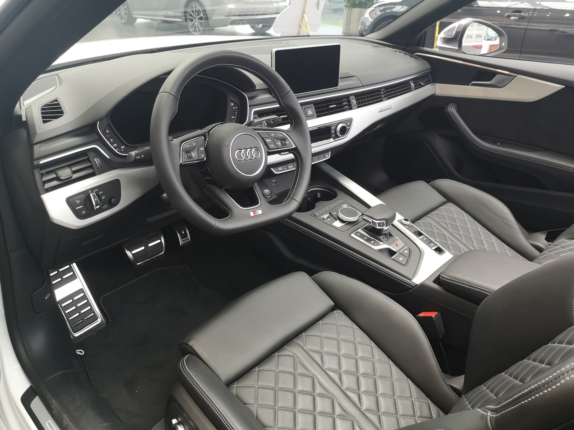 奥迪s5四门敞篷硬顶展示,运动感很强新款奥迪s5敞篷版实车