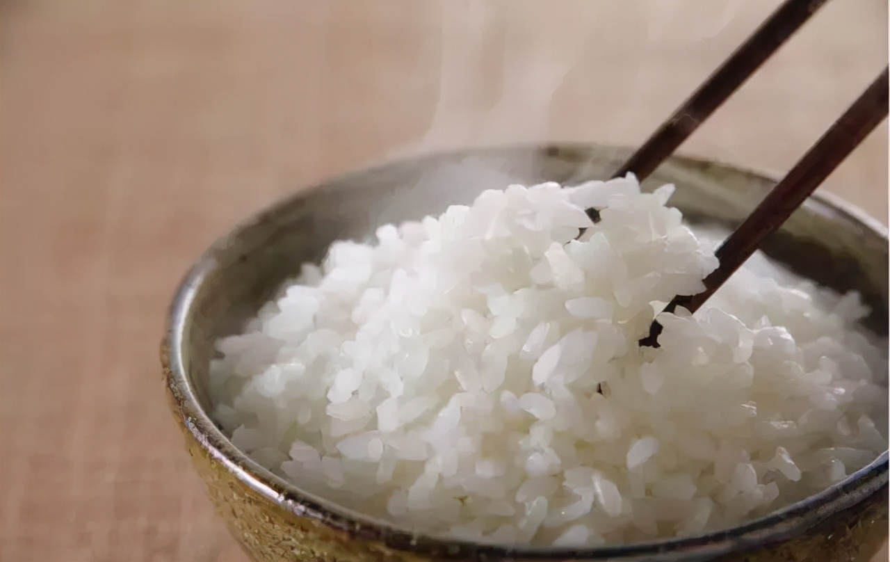 怎么用电饭煲蒸米饭又软又香,蒸米饭总是掌握不好放多少水