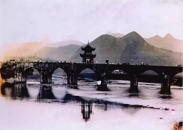 80岁老爷爷的眼睛,80年代的年轻人眼里全是光