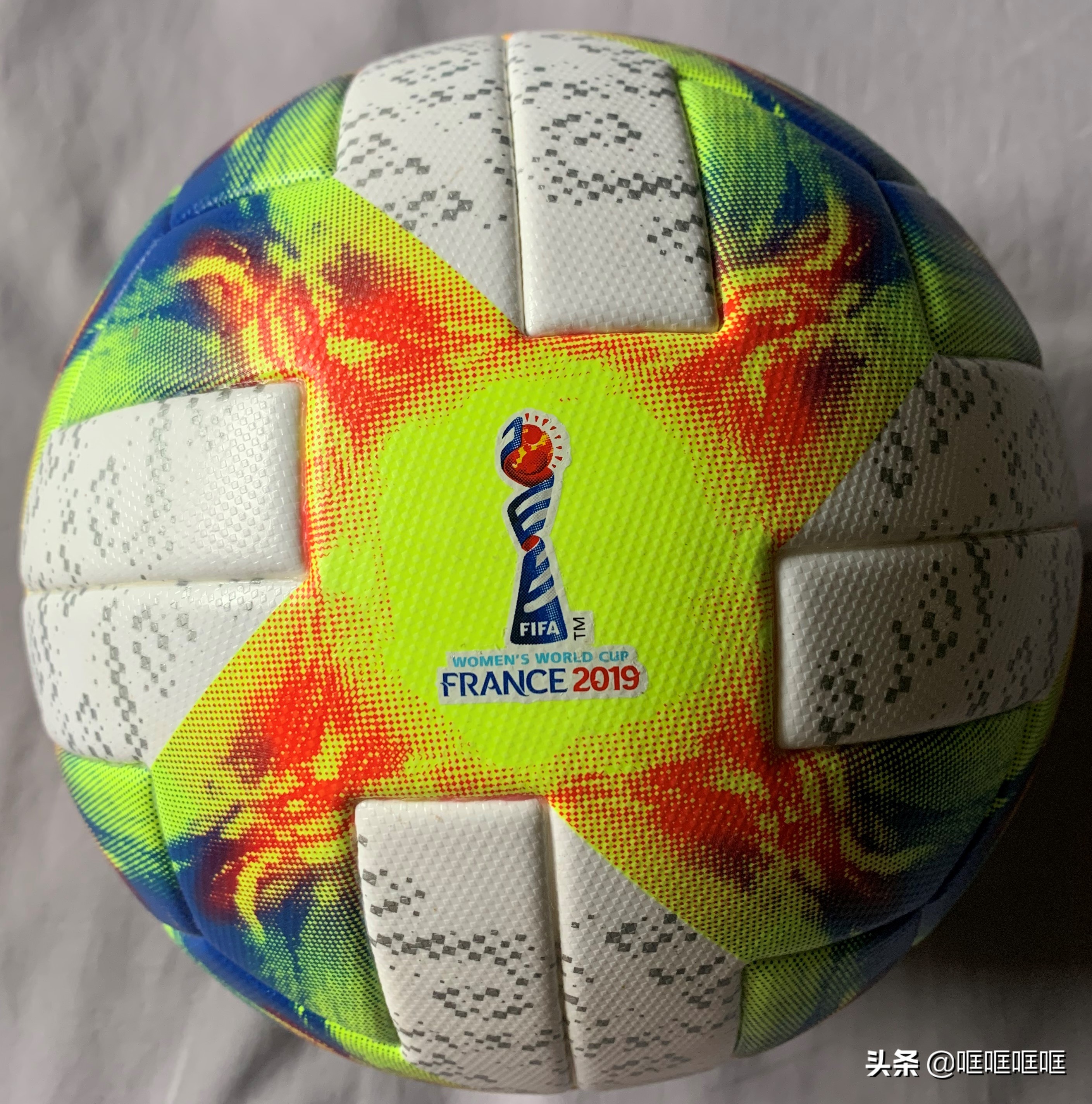 阿迪达斯最新款足球,第一个阿迪达斯