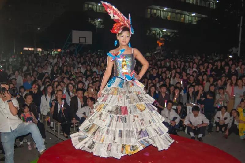 他用20年,拍下了流水线上的一代“打工人”