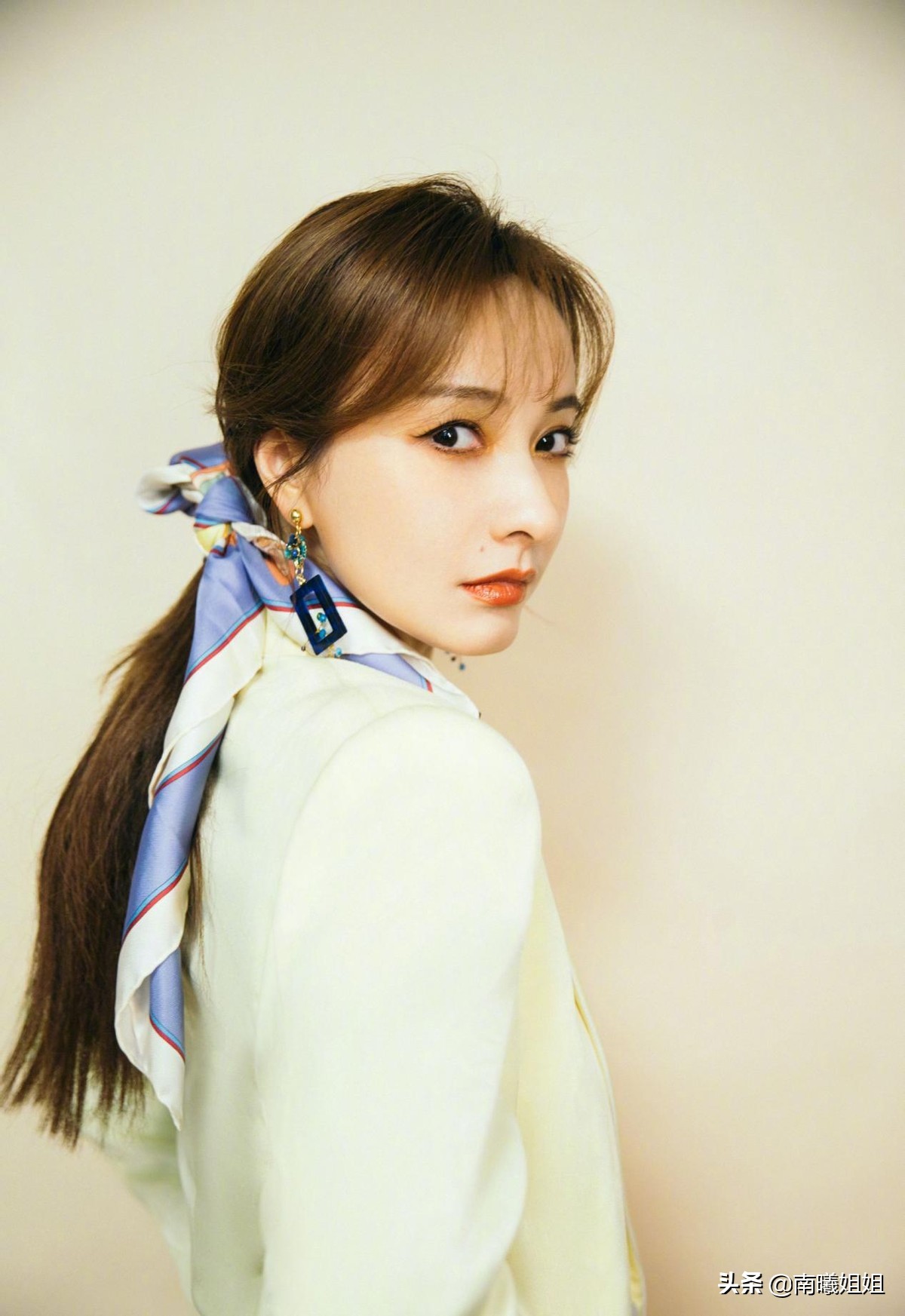 中年女性系丝巾不要一成不变,适合中年妇女围的丝巾