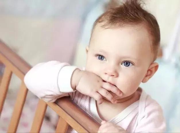 婴儿翻身急得直哭用干预吗,宝宝翻身后不能呼吸妈妈飞速赶来