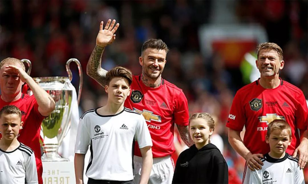 46岁贝嫂带儿女为老公助威，小七成全场焦点，小贝甜蜜亲吻女儿