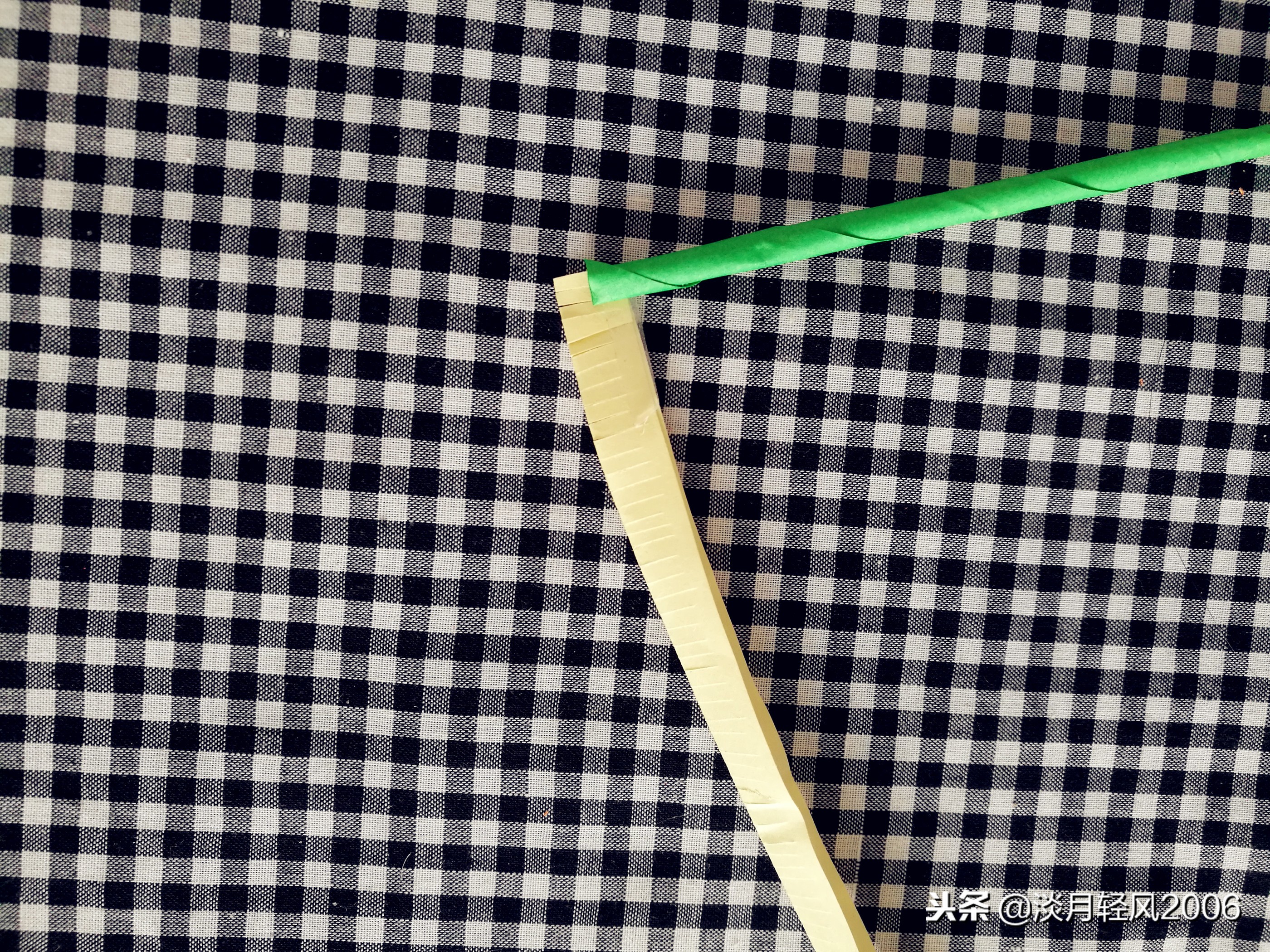 卡纸手工制作小花,用卡纸和棒棒糖做小花送给孩子