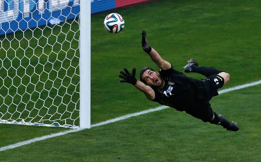 足球场上你最适合打什么位置,假如你是守门员什么球都可以接住