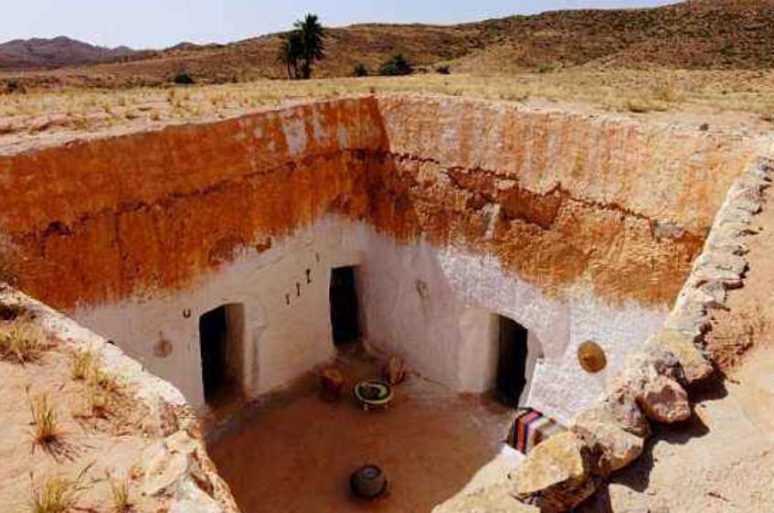 非洲这座旧城，建筑全是最原始的土黄色小薄砖，城里见不到商贩？