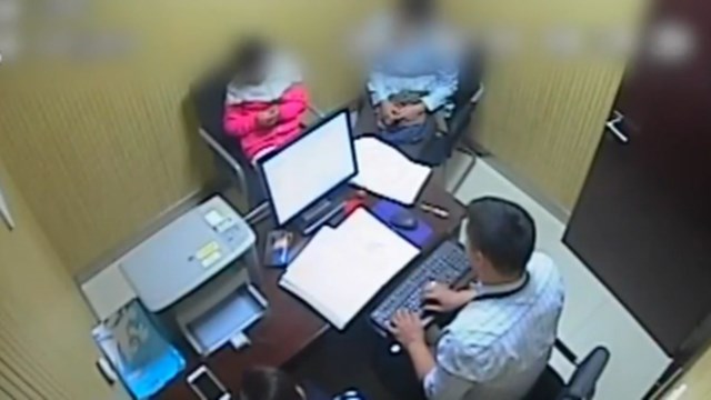 心痛！17岁女孩被同学殴打两小时没人制止，最后从宿舍四楼一跃而下...