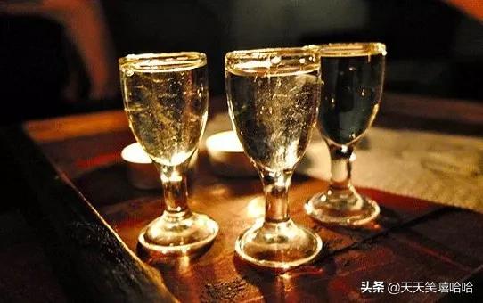 陈年白酒有什么特点,白酒呈黄色有沉淀物是什么原因