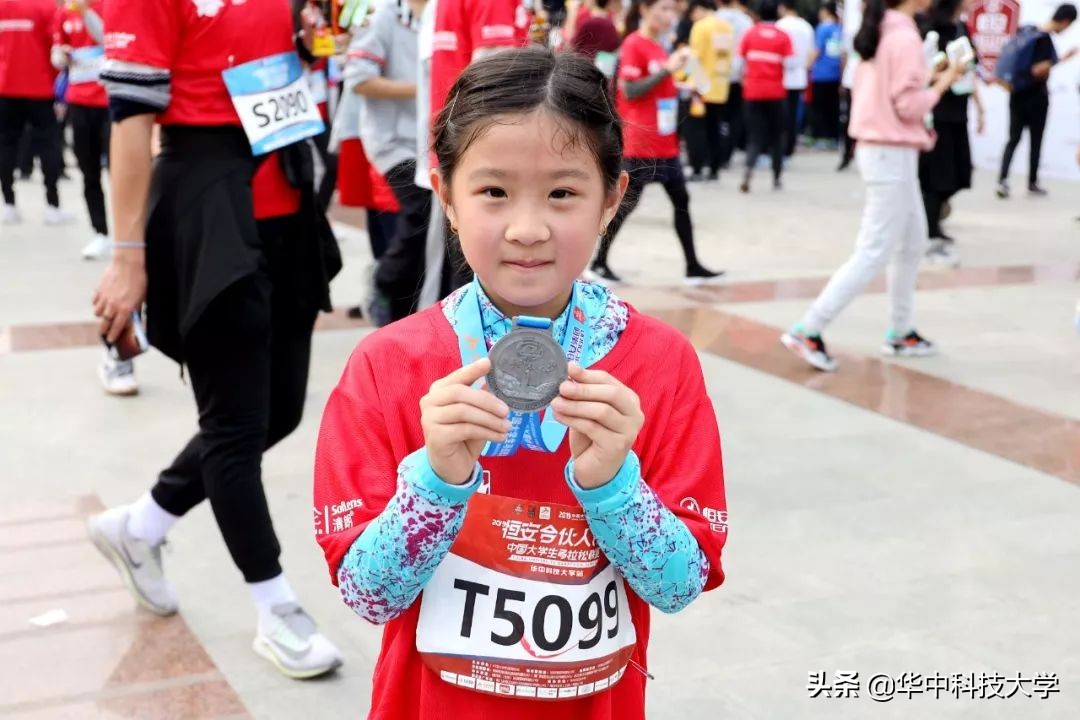 校园马拉松感受青春力量,在教室看同学田径比赛