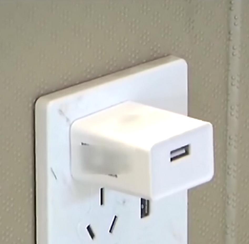 小伙充电器爆炸致眼睛失明,男子半夜睡觉充电器爆炸