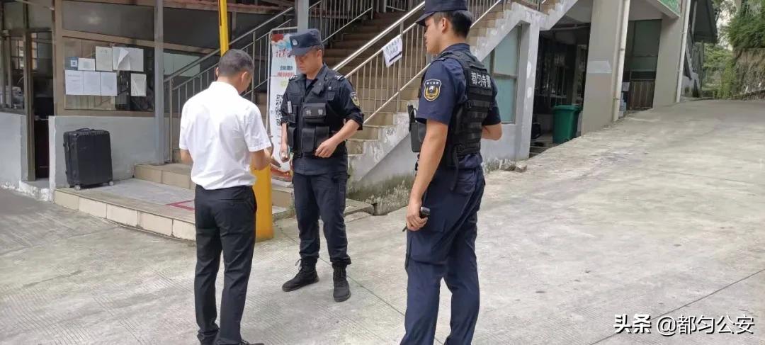 高考护考,高考第二天警察守护