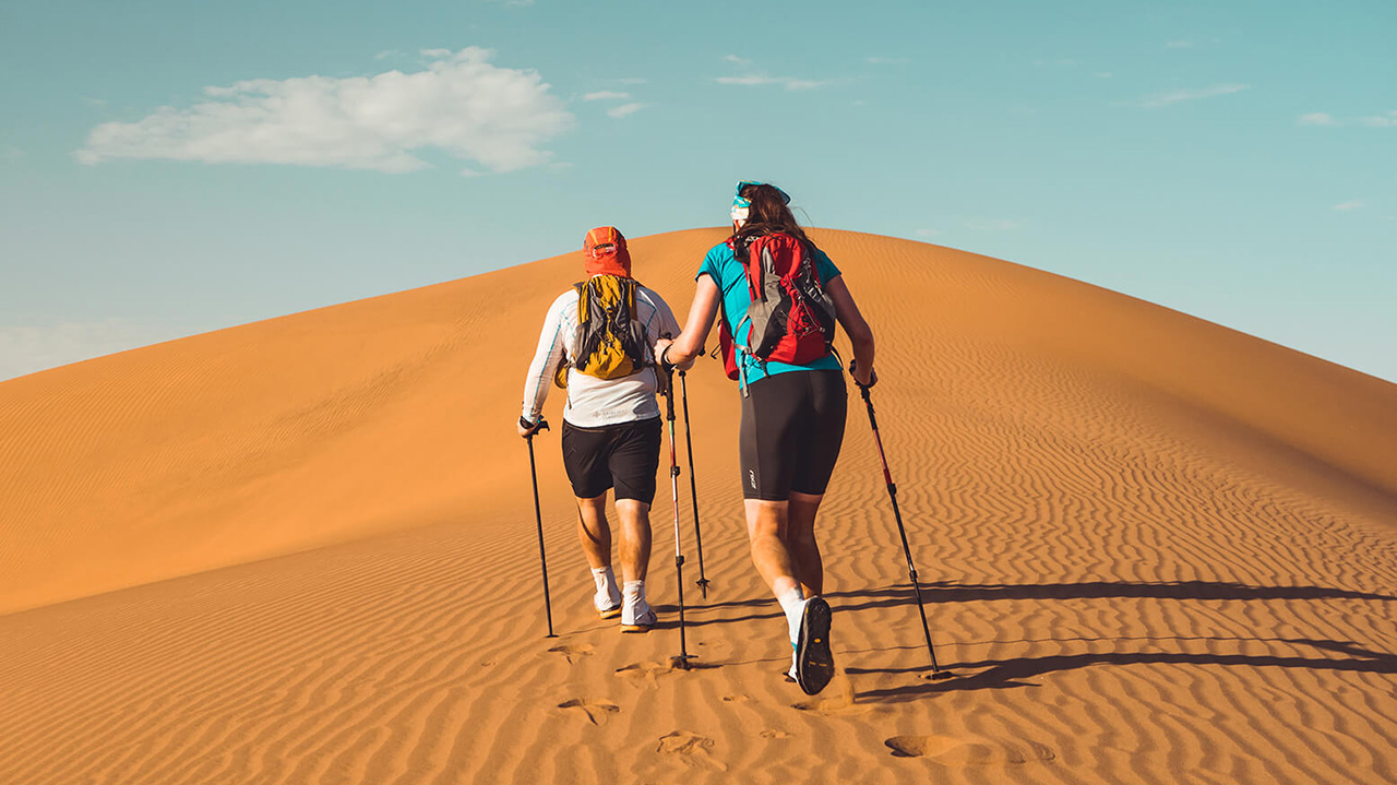 沙漠迷路解决方法,沙漠里迷路了应该怎么走出去