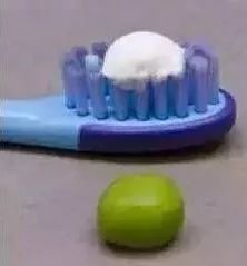 宝宝嘴里有白色的小点叫什么,一个月宝宝口腔上颚白色的是什么