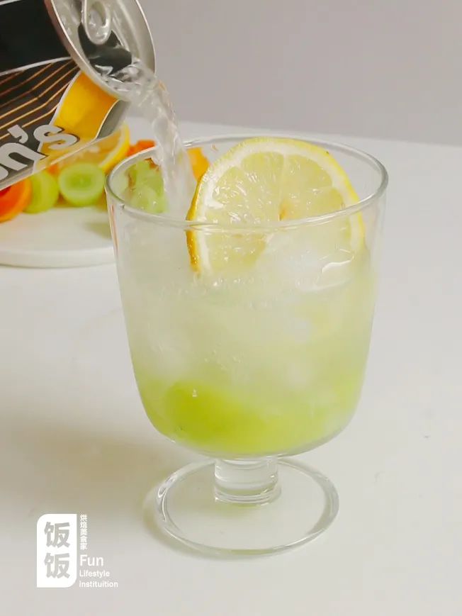 草莓青提气泡水,青提乌龙气泡水