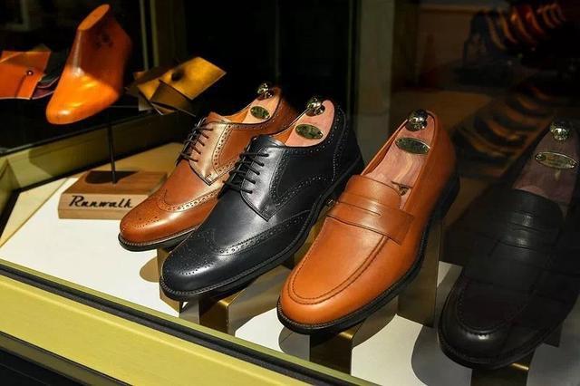 亚瑟士皮面跑鞋,亚瑟士最新出品跑步鞋