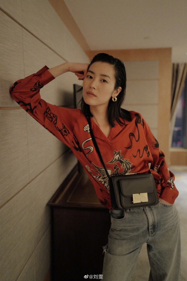 吴宣仪鞠婧祎撞衫,吴宣仪粉色西装撞衫唐嫣