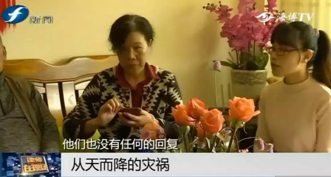 好险|大爷公园散步，硕大枝条垂直戳下，再偏毫厘后果不敢想！