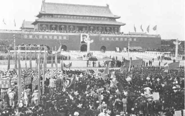 1949年开国大典，毛主席正装之下，穿着4个大窟窿的羊毛衫裤