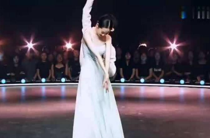 张艺凡芭蕾基本功,张艺凡芭蕾仪态惊艳众人