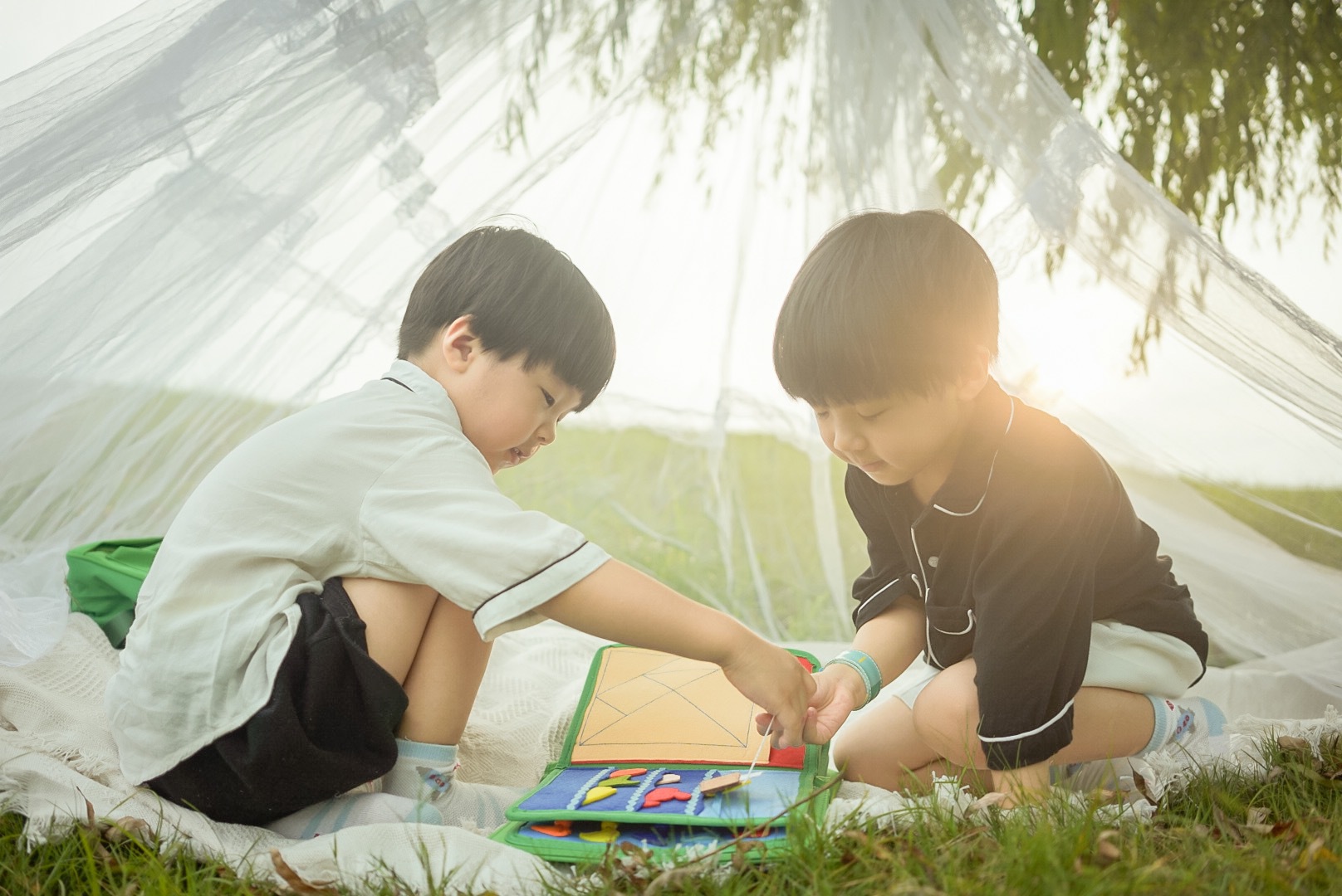孩子好奇触摸*处私**，是对身体的探索，父母的态度决定他对性的认识