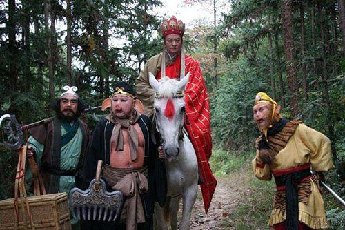 冷眼看西游：金平府捉妖，唐僧师徒一路上抢了多少金银财宝？