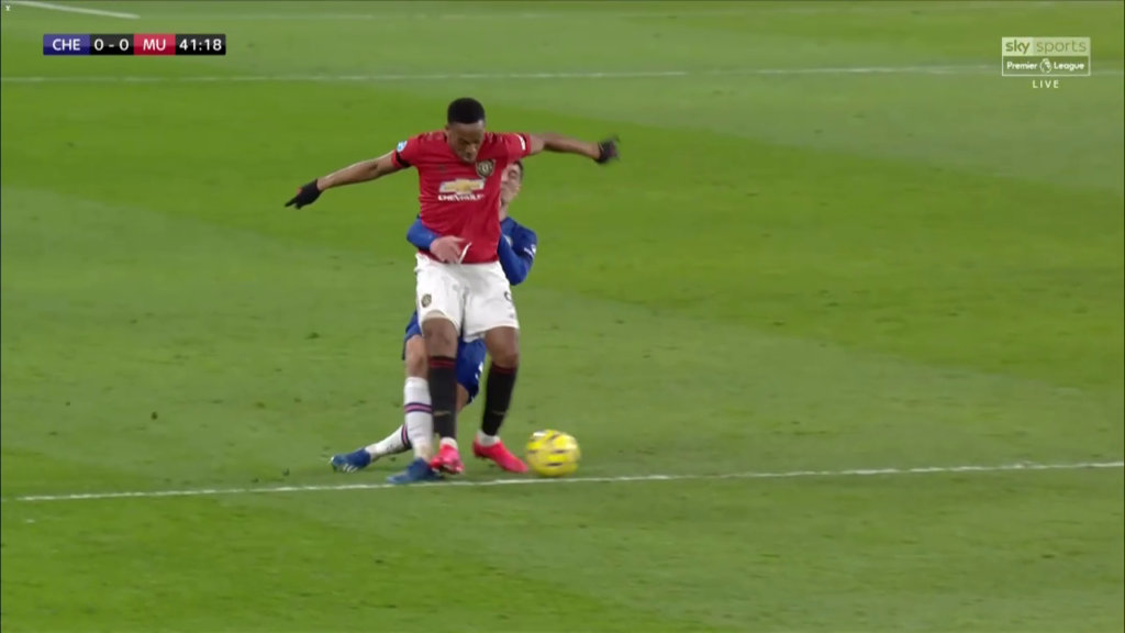 伊哈洛曼联背身拿球,马夏尔对伊哈洛的评价