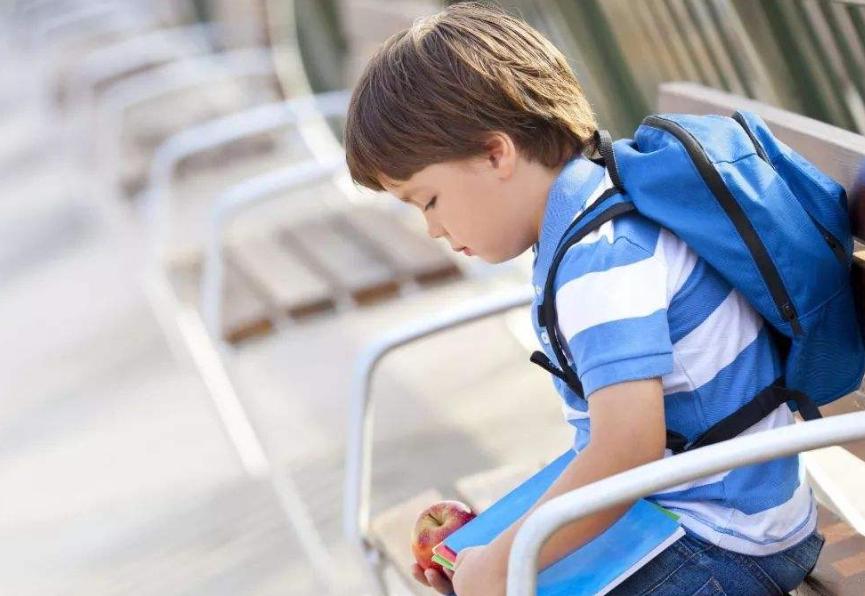 很想交朋友但是性格内向不敢主动,怎么鼓励内向人去主动交朋友