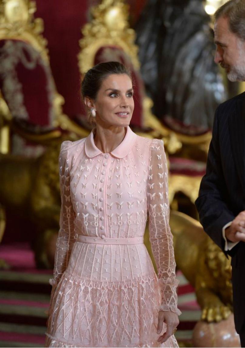 西班牙王后最新着装格子连衣裙,西班牙王后穿波点旧裙