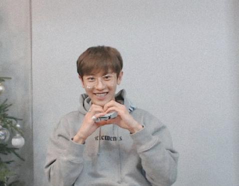 朴灿烈穿拖鞋在机场,朴灿烈入伍前给爱丽准备惊喜